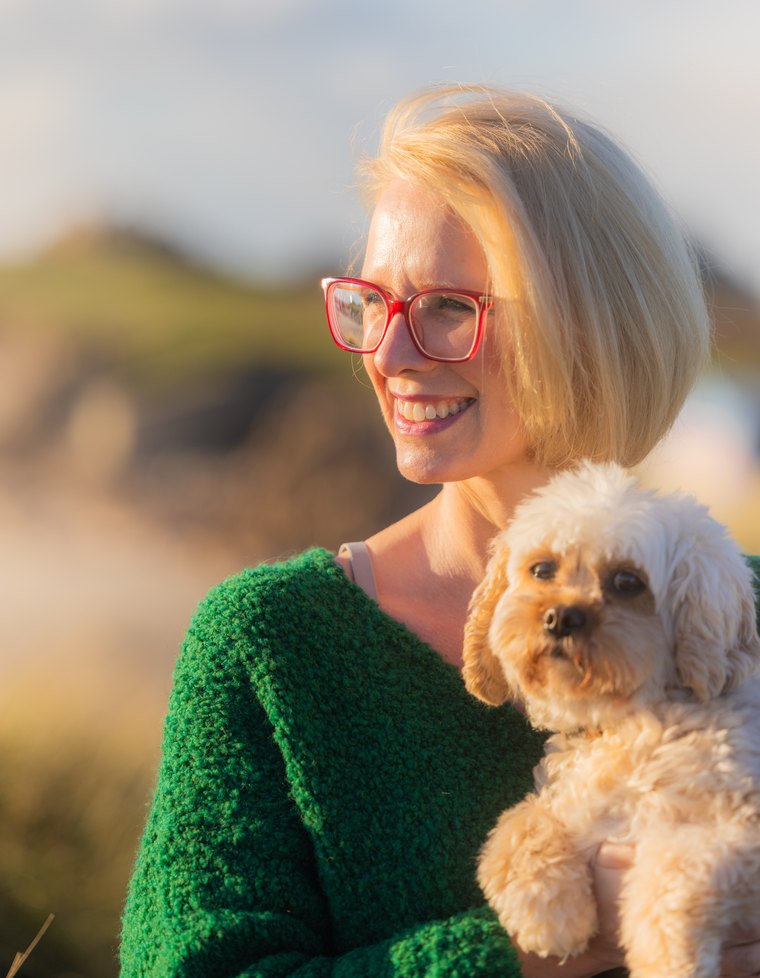 Dr. Claudia Kanitz mit Therapiehündin Sunny